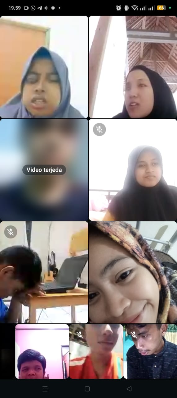 Tangkapan layar panggilan video daring yang menampilkan beberapa peserta dan siswa sedang mengikuti sesi pembelajaran jarak jauh menggunakan laptop dan ponsel.