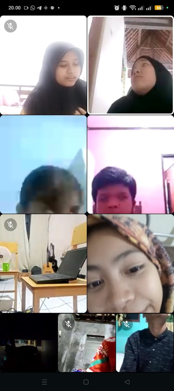 Tangkapan layar ruang pertemuan virtual yang menampilkan beberapa peserta pelatihan daring, dengan sorotan pada interaksi peserta serta sebuah laptop di atas meja belajar.